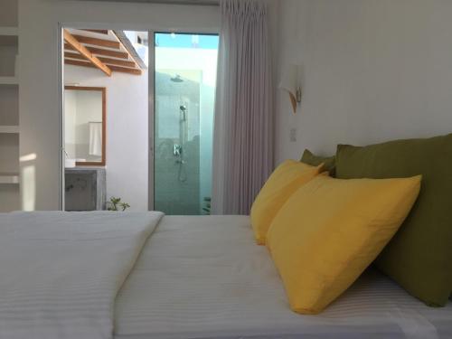 费利杜Vaali Maldives Island Escapes & Dive的一间卧室配有白色床和黄色枕头