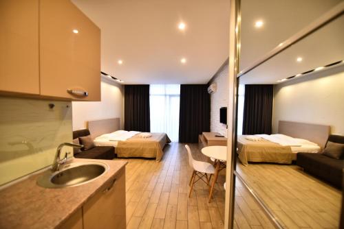 巴统ORBI BATUMi SEA VIEW的酒店客房带两张床和一间浴室