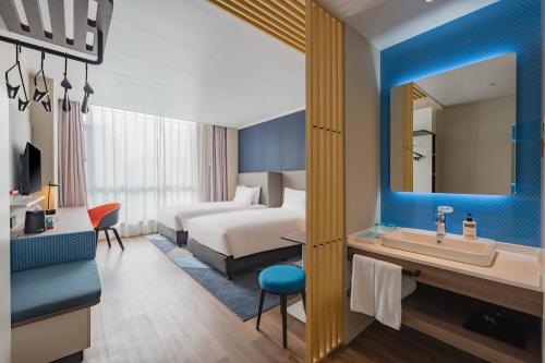 太原太原高新智选假日酒店的酒店客房设有床和水槽