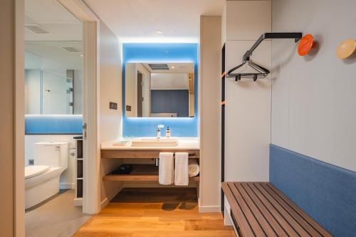 太原太原高新智选假日酒店的一间带水槽和镜子的浴室