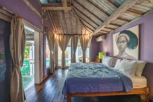 塞米亚克Villa West - Charming 2 bdr villa in Oberoi - PERFECT LOCATION!的卧室配有一张带女性绘画的床