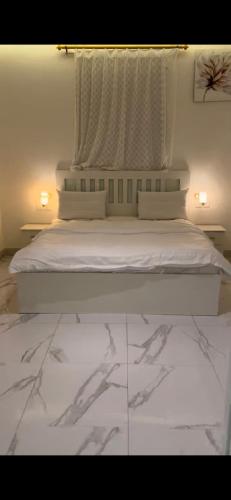 阿尔莎法Altaraf Resort的卧室配有白色的床和窗户