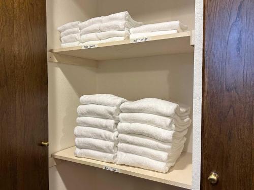 札幌LIT’S INN Sapporo的一堆毛巾堆在衣柜里