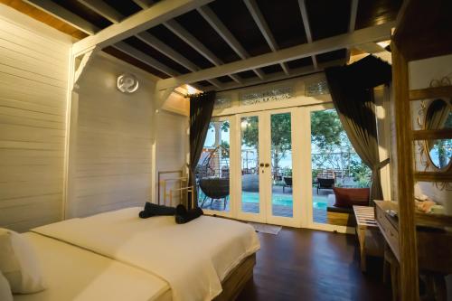 珀尼达岛Mambo Beach Resort的一间卧室配有一张床,享有游泳池的景色