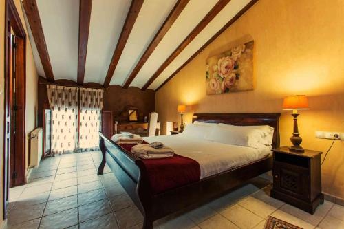BenialiBoutique hotel El Capricho的一间卧室,卧室内配有一张大床