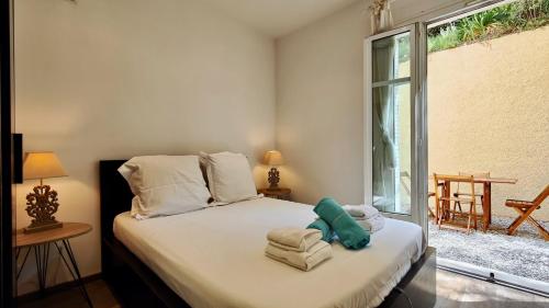 尼斯Appartement maison Jeanne by Booking Guys的一间卧室配有带毛巾的床