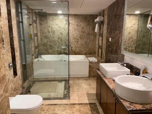 纳威孟买Fortune Select Exotica, Navi Mumbai - Member ITC's Hotel Group的带淋浴、盥洗盆和卫生间的浴室