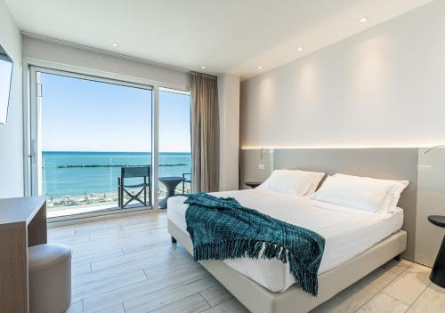贝拉里亚-伊贾马里纳萨维尼酒店的一间卧室配有一张床,享有海景