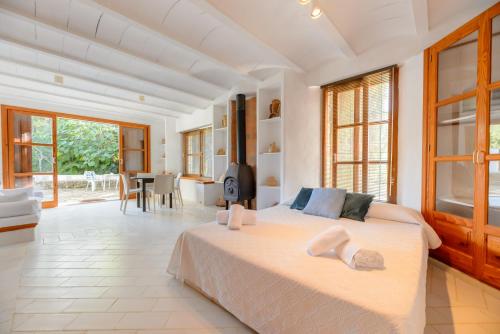 圣卡洛斯Villa Can Sarrio的一间带大床的卧室和一间客厅
