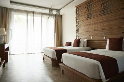 开罗Up Town Hotel的酒店客房设有两张床和窗户。