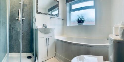 罗瑟勒姆Deluxe Detached 3 bedroom house near Sheffield的带淋浴、盥洗盆和卫生间的浴室
