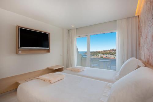 阿德耶Iberostar Selection Sábila - Adults Only的白色卧室设有大窗户和电视