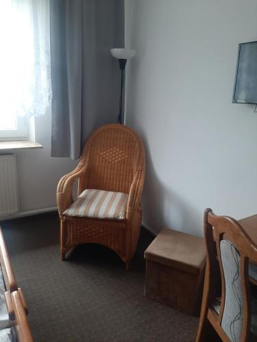 塔尔诺夫斯凯古雷Hotel Olimpijski的房间里的藤椅和凳子