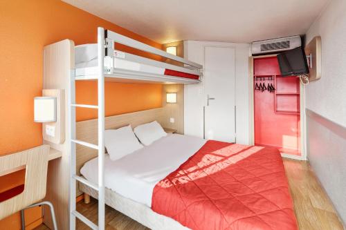 圣让德韦达西蒙彼利埃 - 圣让维达普瑞米尔经典酒店的一间卧室配有一张床和一张双层床。