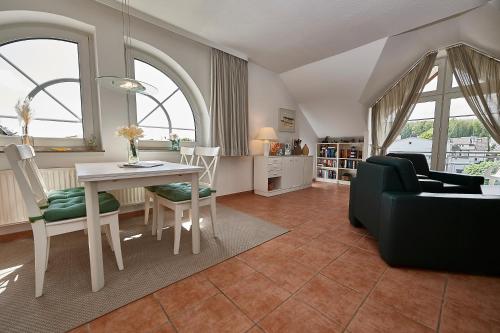 奥斯赛拜-塞林Haus Granitzblick - Apt. 18的客厅配有桌子和沙发