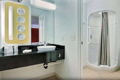 科珀斯克里斯蒂科珀斯克里斯蒂东 - 北帕德雷岛6号汽车旅馆的一间带水槽和镜子的浴室