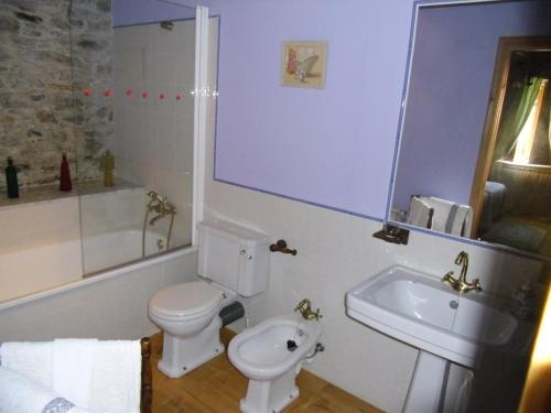 塞代拉帕萨达乡村公寓大楼酒店的浴室配有白色卫生间和盥洗盆。
