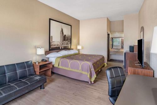 哥伦比亚哥伦比亚速8酒店的酒店客房,配有床和沙发