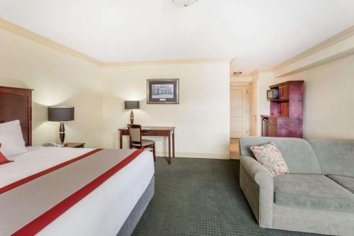 欣顿希顿华美达酒店的酒店客房,配有床和沙发