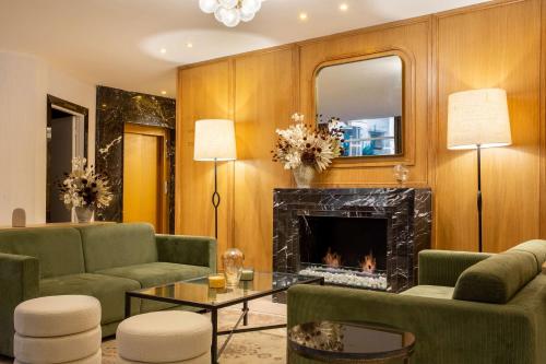 卡萨布兰卡Best Western Plus Casablanca City Center的客厅设有壁炉和绿色家具。