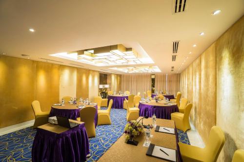 仰光Best Western Chinatown Hotel的餐厅设有紫色桌子和黄色椅子