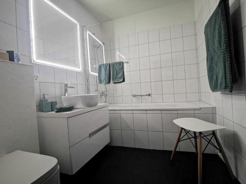 圣莫里茨Sankt Moritz Spirit Piz Bernina 5的白色的浴室设有水槽和卫生间。