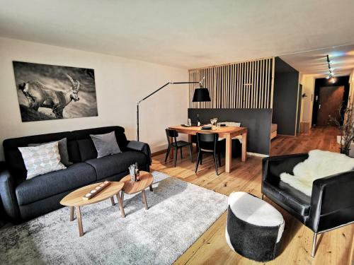 圣莫里茨Sankt Moritz Spirit Piz Bernina 5的客厅配有沙发和桌子