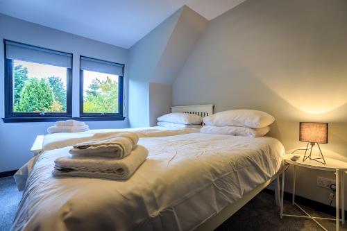 福哈伯斯Opulent, relaxing home with Hot Tub的一间卧室配有一张大床和毛巾