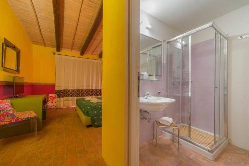 Mores亚纳斯乡村度假酒店的一间带水槽和淋浴的浴室