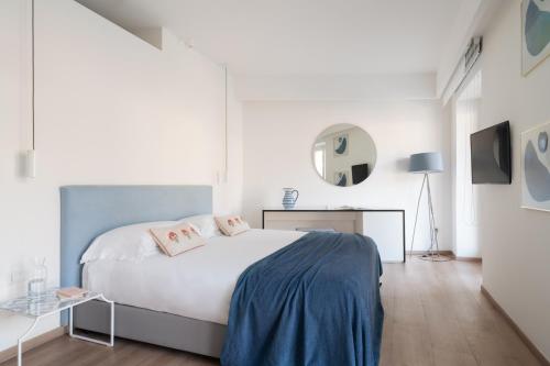 维克艾库塞Domo 20 Hotel & Rooftop的白色卧室配有床和镜子