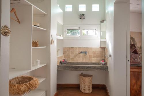 圣皮埃尔La Kazaka Terre Sainte的客房内的盥洗盆浴室