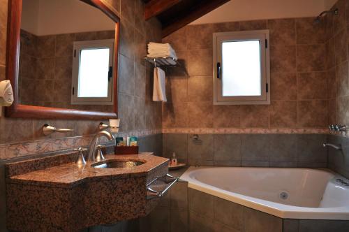 梅洛Rincon del Valle的带浴缸和盥洗盆的浴室