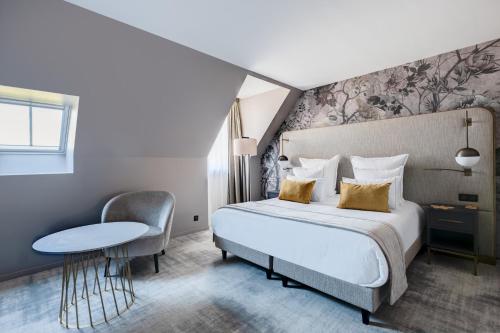布鲁瓦Fleur de Loire的酒店客房配有一张床铺和一张桌子。