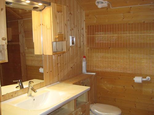 奥尔Svarthamar - cabin with amazing view的木制浴室设有水槽和卫生间
