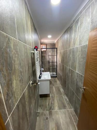 伊斯坦布尔Atasuit3的一间带水槽和镜子的浴室