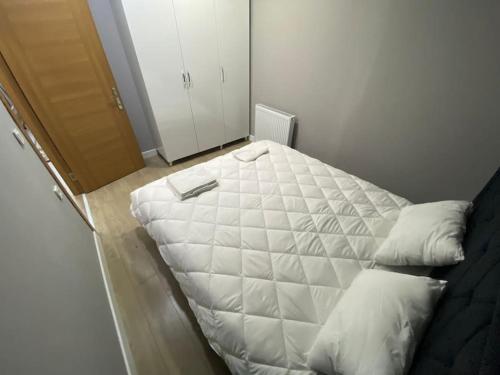 伊斯坦布尔Atasuit3的门旁的一间房间里一张白色的床