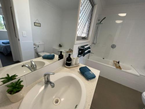 KallangurCozy townhouse in Dakabin ideal for young family的白色的浴室设有水槽和浴缸。