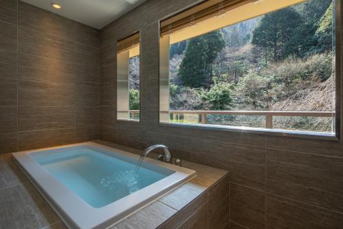 京都moksa的带浴缸和窗户的浴室