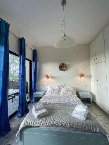 克拉法吉亚Tersanas Beach Apartments的一间卧室配有一张带蓝色窗帘的大床