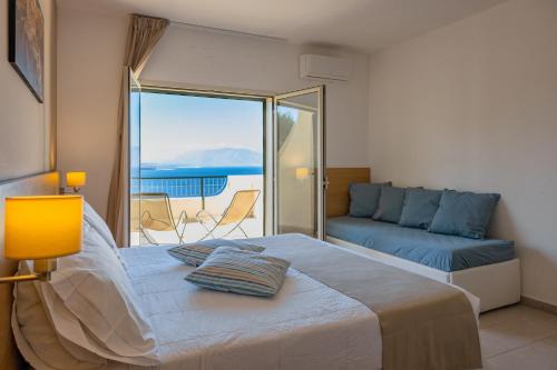 泰拉西尼CDSHotels Terrasini - Città del Mare的一间卧室配有一张床,享有海景