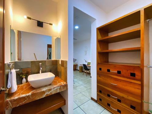 坎昆Humant Coliving - Cancún的一间带水槽和镜子的浴室