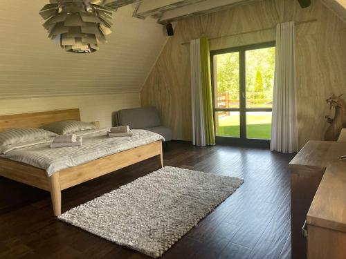 GelnicaCHALET RaJ的一间卧室配有一张带地毯的床和窗户