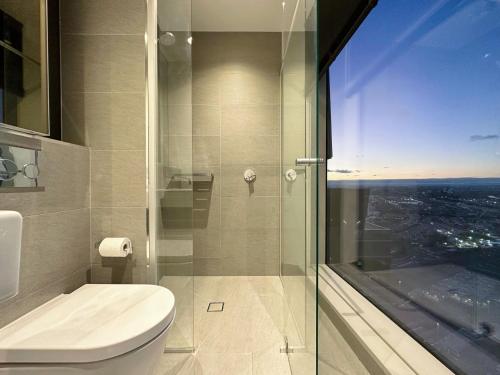 墨尔本Melbourne CBD Apt with Free Car Park Ocean View的一间带卫生间和玻璃淋浴间的浴室