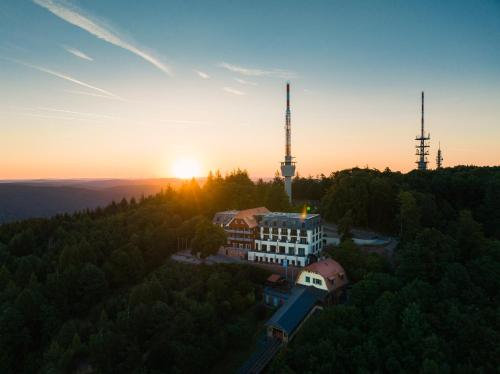 海德堡Berggasthof Königstuhl的享有山丘上建筑的空中景致和日落美景