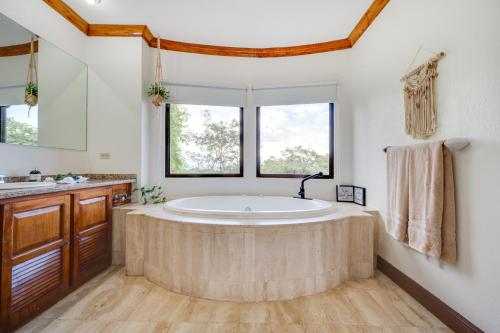 普拉亚埃尔莫萨Casa Gerónimo的大型浴室设有大浴缸和2扇窗户。