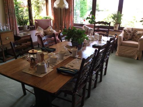 珀肖尔NIGHTINGALE B&B的客厅配有一张木桌、椅子和一张桌子