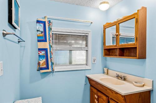 大西洋滩Fanci's Hideout的蓝色的浴室设有水槽和窗户