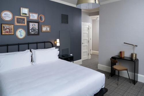 波士顿Copley Square Hotel的卧室配有一张白色大床和一张书桌