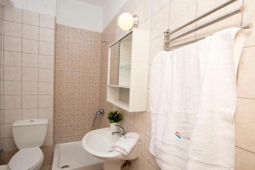 波塞蒂Beachfront Villa Posidi的浴室配有白色卫生间和盥洗盆。