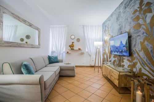 罗马Domus Regola Luxury Apartment的带沙发和电视的客厅